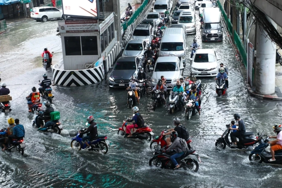 เช็กเลย ! ป้ายทะเบียนรถใครหล่นหายช่วงน้ำท่วม รับคืนได้ที่สน.ทองหล่อ