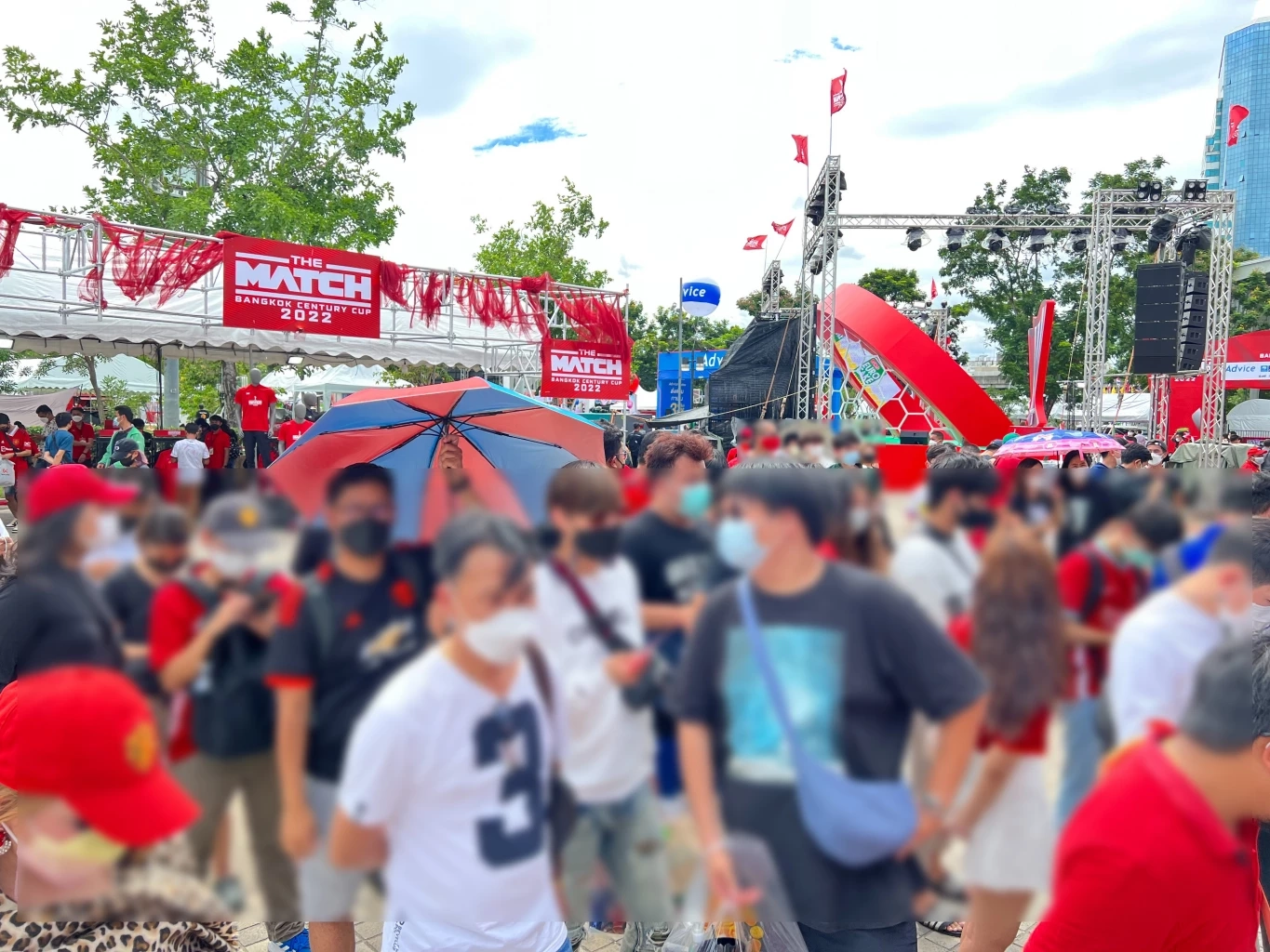 ดราม่า! เปิดขายบัตร "ศึกแดงเดือด" แบบลดกระหน่ำ 50% หน้าสนามราชมังฯ