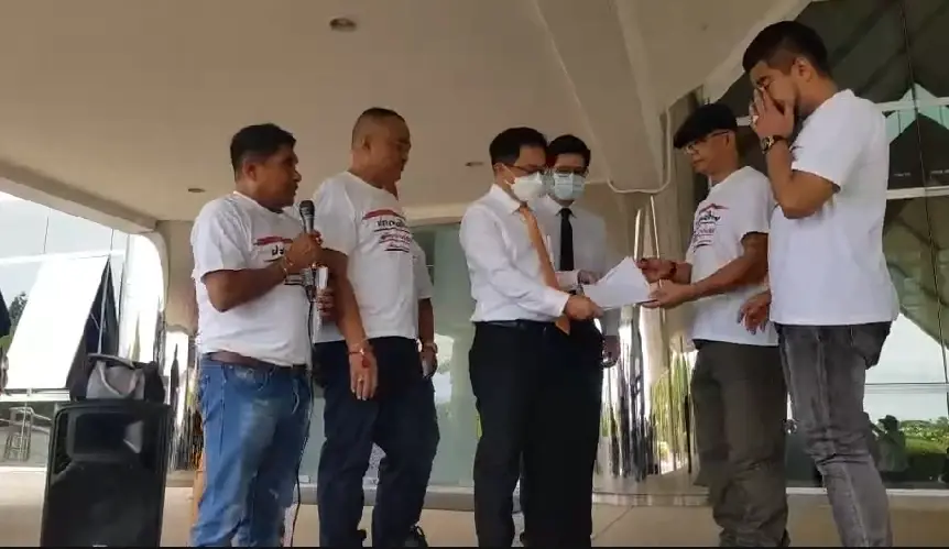 "จตุพร- ทนายนกเขา" บุก ก.พาณิชย์ จี้ จุรินทร์ ใช้อำนาจแก้ปัญหาราคาน้ำมันแพง