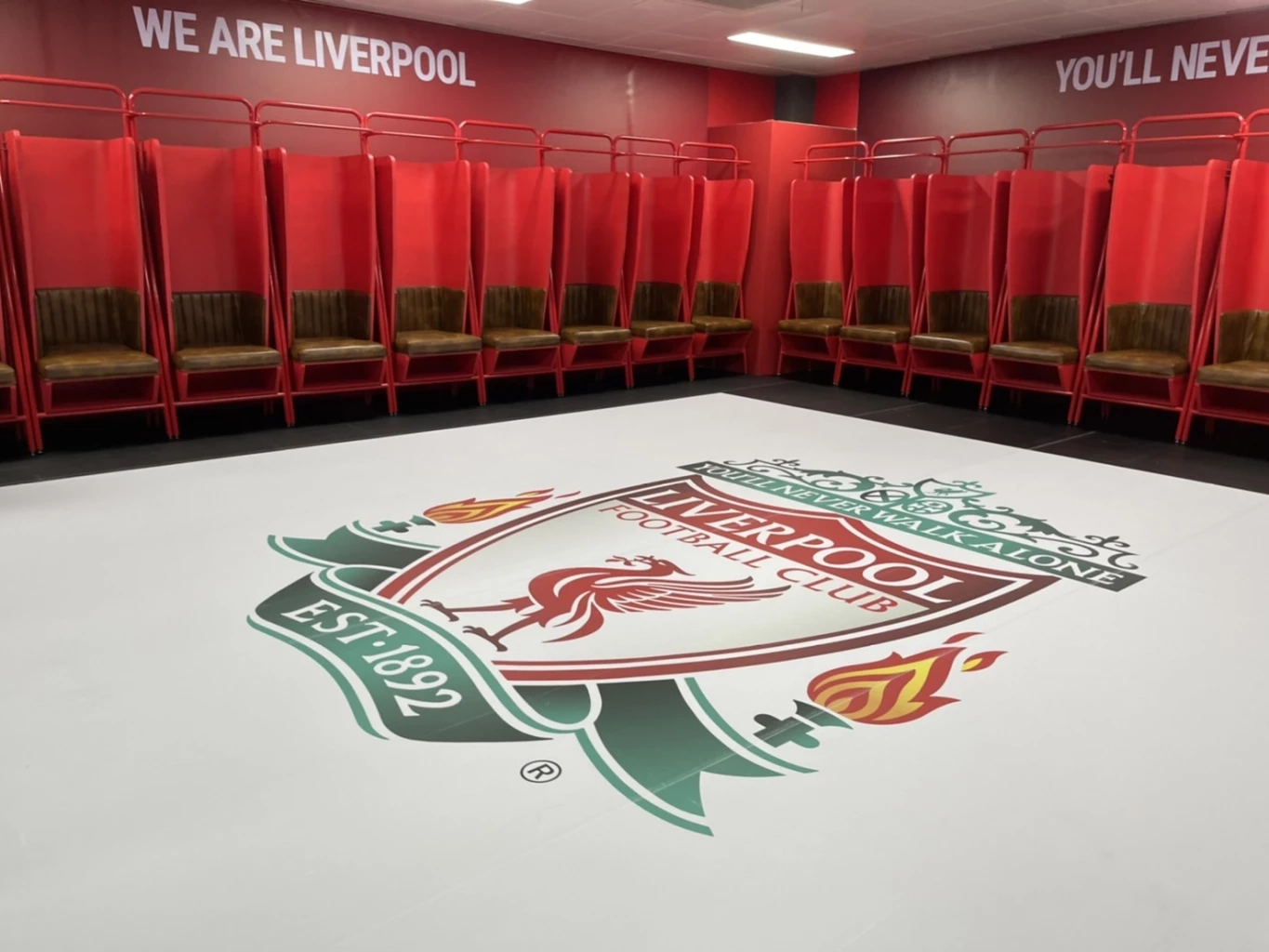 ตำรวจรู้ตัวผู้ว่าจ้างที่เป็นหญิงสาว ให้รถมาขน "เก้าอี้" ศึกแดงเดือด "แมนยู -ลิเวอร์พูล" แล้ว หลังจับหนุ่มขนส่งเอกชนได้