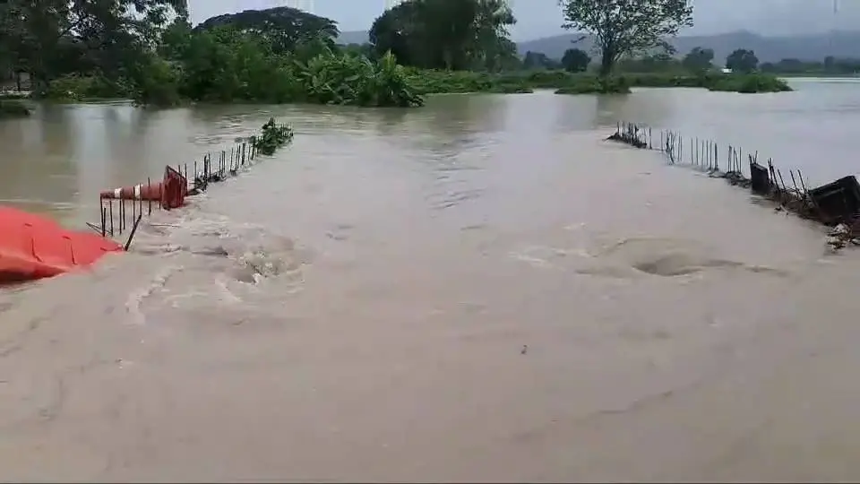 ฝนถล่มอ.ภูกามยาว พะเยา ท่วมบ้านเรือนเสียหายกว่า 100 หลังคาเรือน