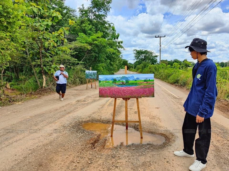 “ศิลปินชาวขอนแก่น”  จัดแกลเลอรี่โชว์งานศิลปะบนผิวถนนที่เต็มไปด้วยหลุมบ่อ