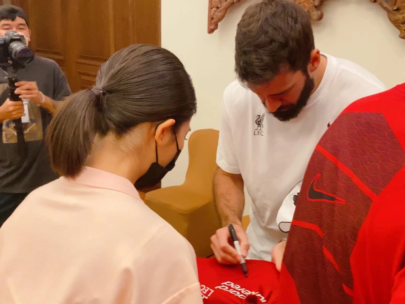 ฮือฮา! "น้องเทนนิส" โชว์เตะไฮคิกขวดน้ำบนหัวผู้รักษาประตูลิเวอร์พูล