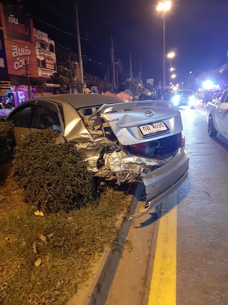 เก๋งชนวินาศสันตะโร 8 คันรวดหน้าตลาดกลางเมืองโคราช