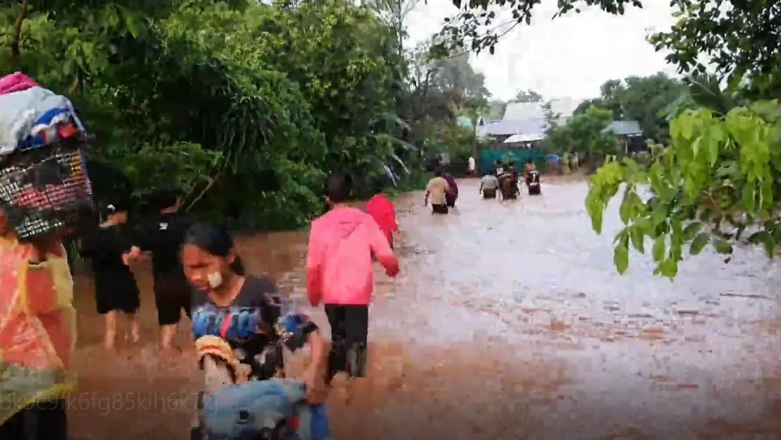 โคราชอ่วม !  ชาวบ้าน 40 ครัวเรือน เจอมวลน้ำหลากหนีตายจ้าละหวั่น
