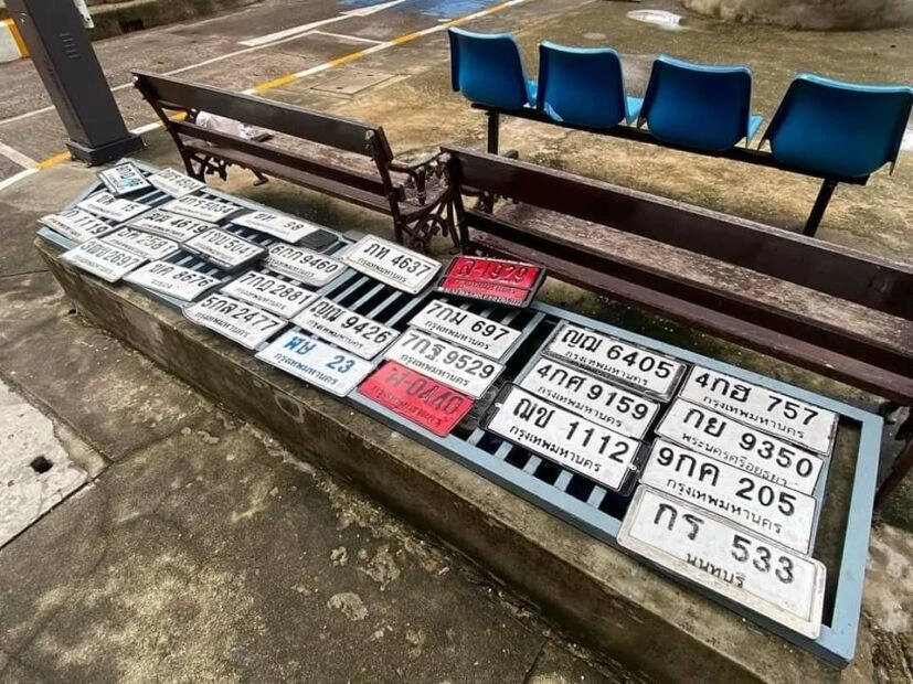 เช็กเลย ! ป้ายทะเบียนรถใครหล่นหายช่วงน้ำท่วม รับคืนได้ที่สน.ทองหล่อ