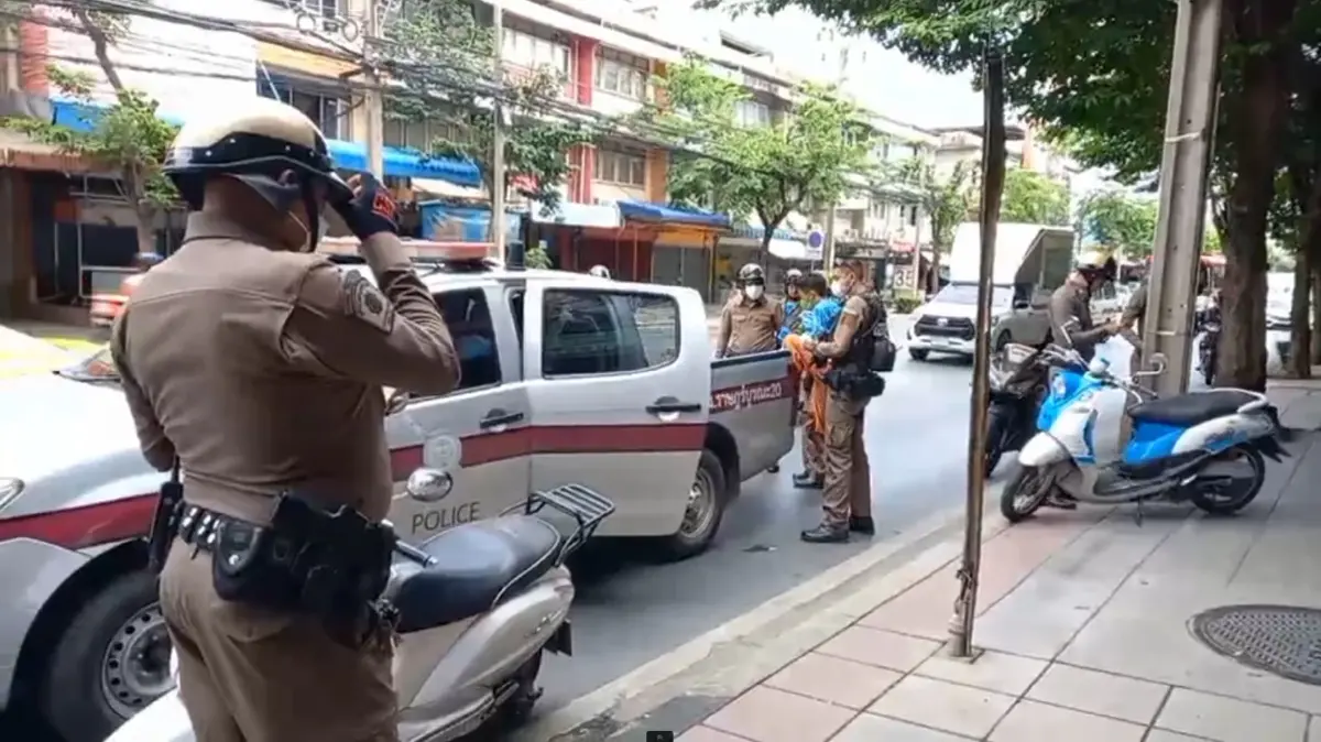 จับหนุ่มแต่งชุดไทย ร้อง "อีแซว" ฉกเพาเวอร์แบงค์ ร้านซ่อมจยย.