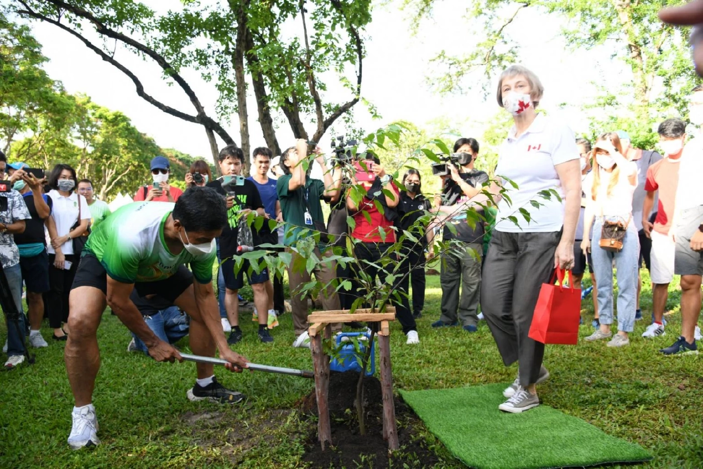 "ชัชชาติ" ปลูกต้นไม้กับทูตแคนาดา เตรียมเปิดแอปฯ ให้ ปชช. ร่วมปลูก