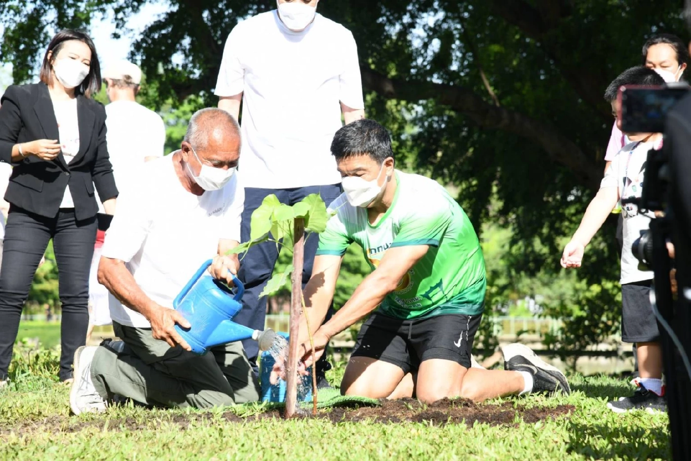 "ชัชชาติ" ปลูกต้นไม้กับทูตแคนาดา เตรียมเปิดแอปฯ ให้ ปชช. ร่วมปลูก