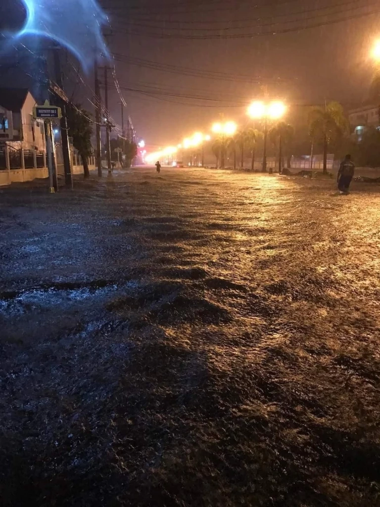 ฝนตกหนัก น้ำท่วมรอระบายหน้ารพ.ชัยภูมิ-วงเวียนเจ้าพ่อพญาแล