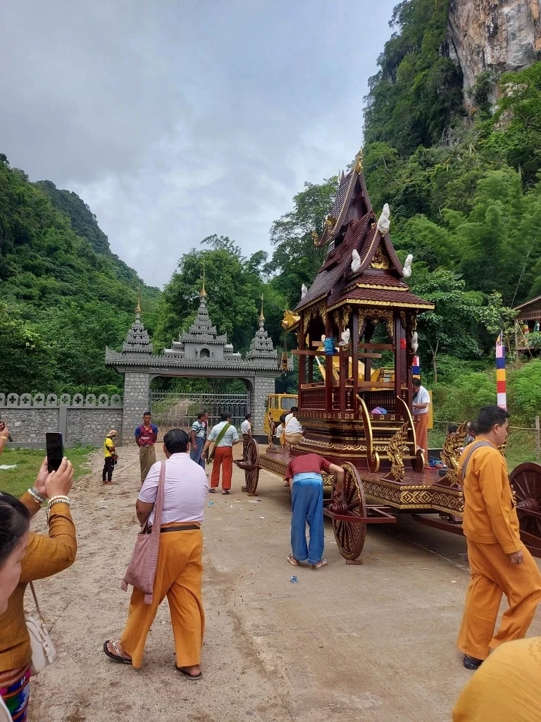 เปิดภาพราชรถ "พระครูบาบุญชุ่ม" จากไทย ให้เอาล้อม้าแต่งปราสาทบนล้อเกวียน