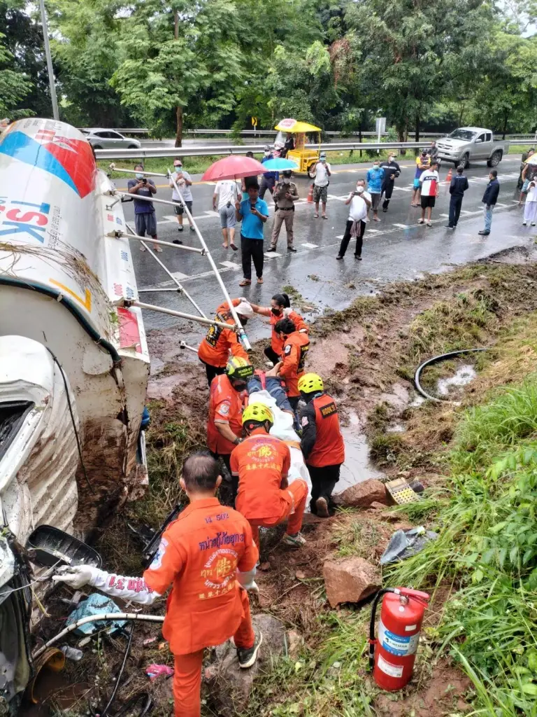 ฝนตกถนนลื่น รถบรรทุกน้ำมันพลิกคว่ำ คนขับดับคาที่