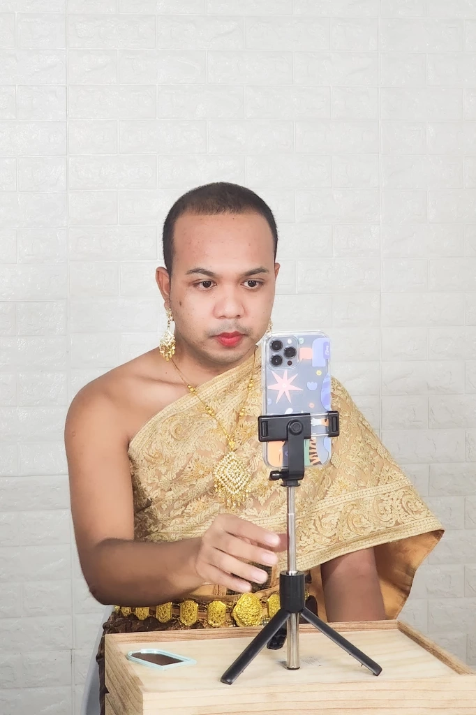 "ไพรวัลย์" โชว์สวม "ชุดไทยสีชมพู" สอนทำหน้าที่อุบาสิกาหิ้วปิ่นโตเข้าวัด