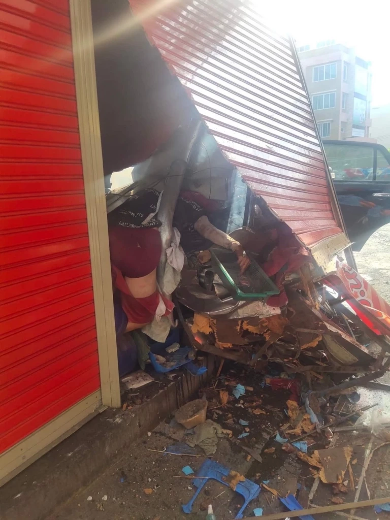 (เบื้องต้น ) ระทึก"เอสยูวี" ปีนฟุตปาธ พุ่งชนผู้ค้า ตลาด ย่านสาธุฯ ดับ1 เจ็บ1