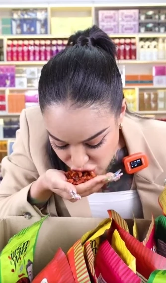 “พิมรี่พาย” ขอโทษดราม่า “พริกทอด” โลกอนาคต จ่อฟ้องโรงงานพิมพ์วันที่ผิด