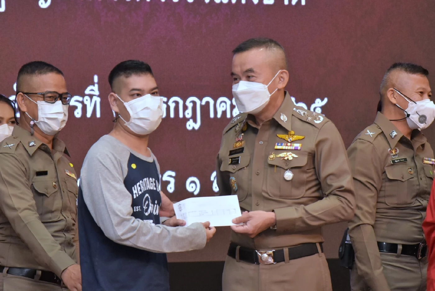 "เราไม่ทิ้งกัน" มอบ 1.5 ล้าน เกื้อหนุนครอบครัวตำรวจ