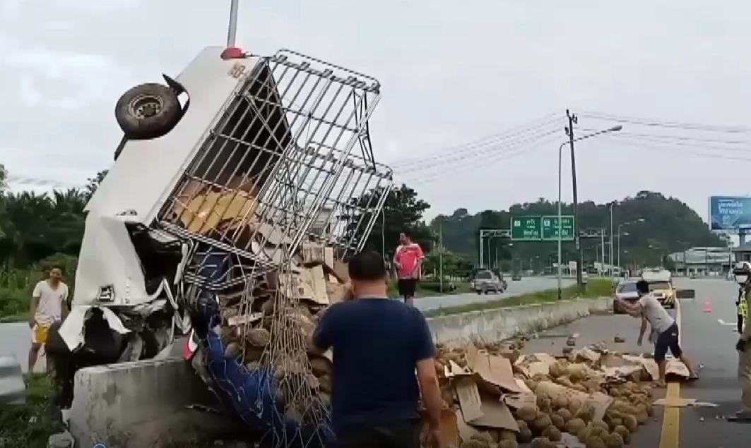 ระทึก ! รถบรรทุกตีลังกาชนเสาไฟฟ้า เทกระจาดทุเรียน 3 ตันเกลื่อนถนน
