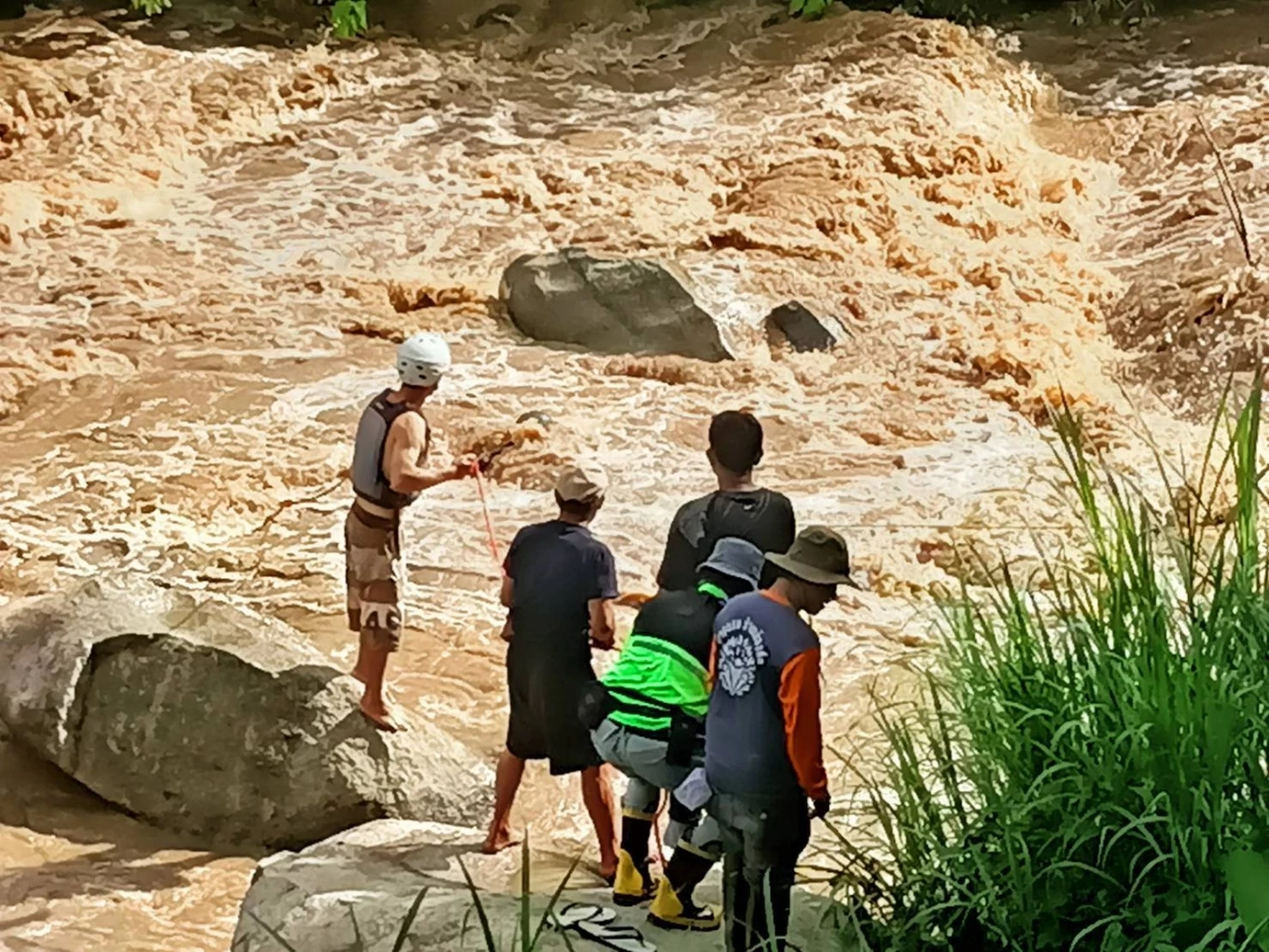 เปิดภาพนาทีแพยางชนโขดหินคว่ำ หนุ่มชาวเบลเยี่ยมตกน้ำจมหายต่อหน้าเพื่อน