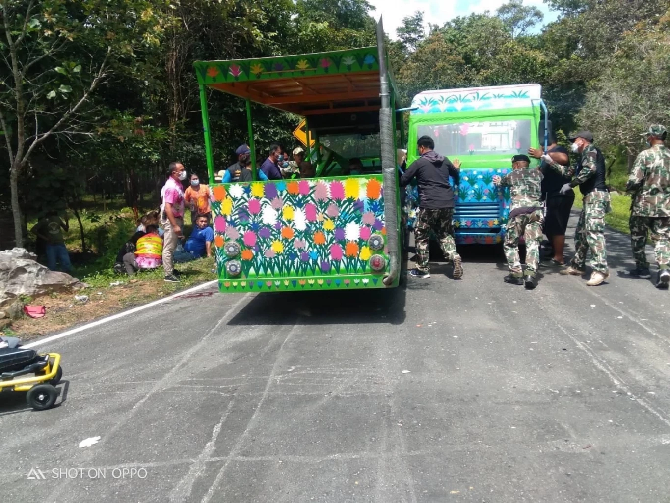 ระทึก!รถรางรับส่งนทท.ชมทุ่งดอกกระเจียวพลิกคว่ำหวิดตกเขาเจ็บ13สาหัส2