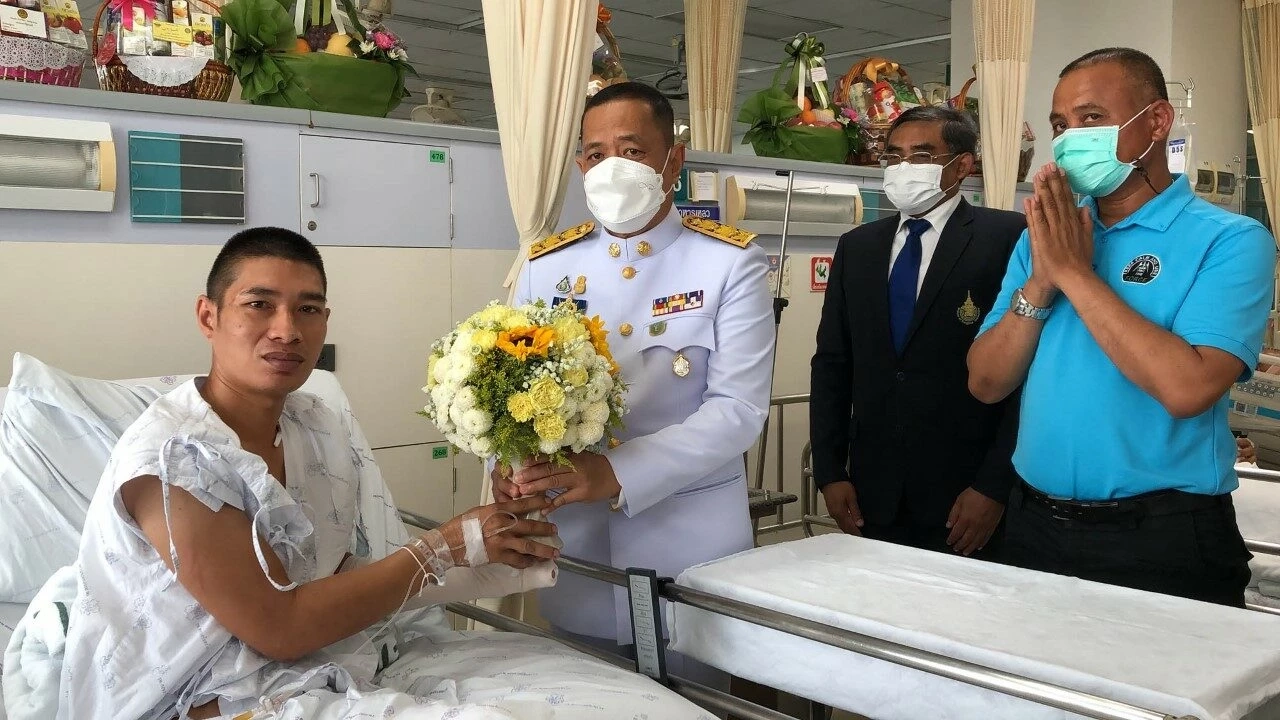 ในหลวงพระราชทานแจกันดอกไม้ให้แก่แม่ทัพภาค 4 พร้อมทหารทั้ง 6 นาย