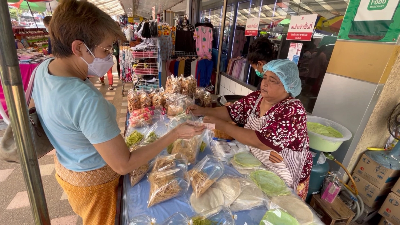 คนขอนแก่นต่อคิวซื้อโรตีสายไหม ตามกระแส ลิซ่า