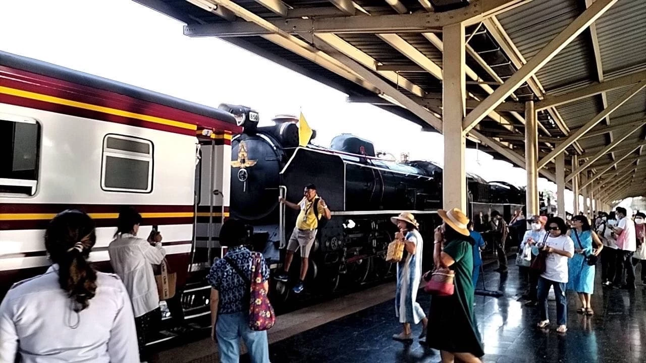 รถจักรไอน้ำขบวนพิเศษ "กรุงเทพ-อยุธยา” โอกาสมหามงคล วันเฉลิมพระชนมพรรษา