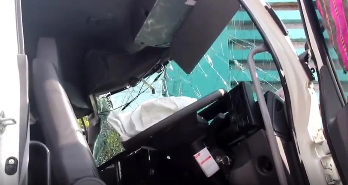 หวิดบึ้ม ! รถบรรทุกน้ำมัน 19,000 ลิตร พุ่งชนรถพ่วง 22 ล้อพังยับ