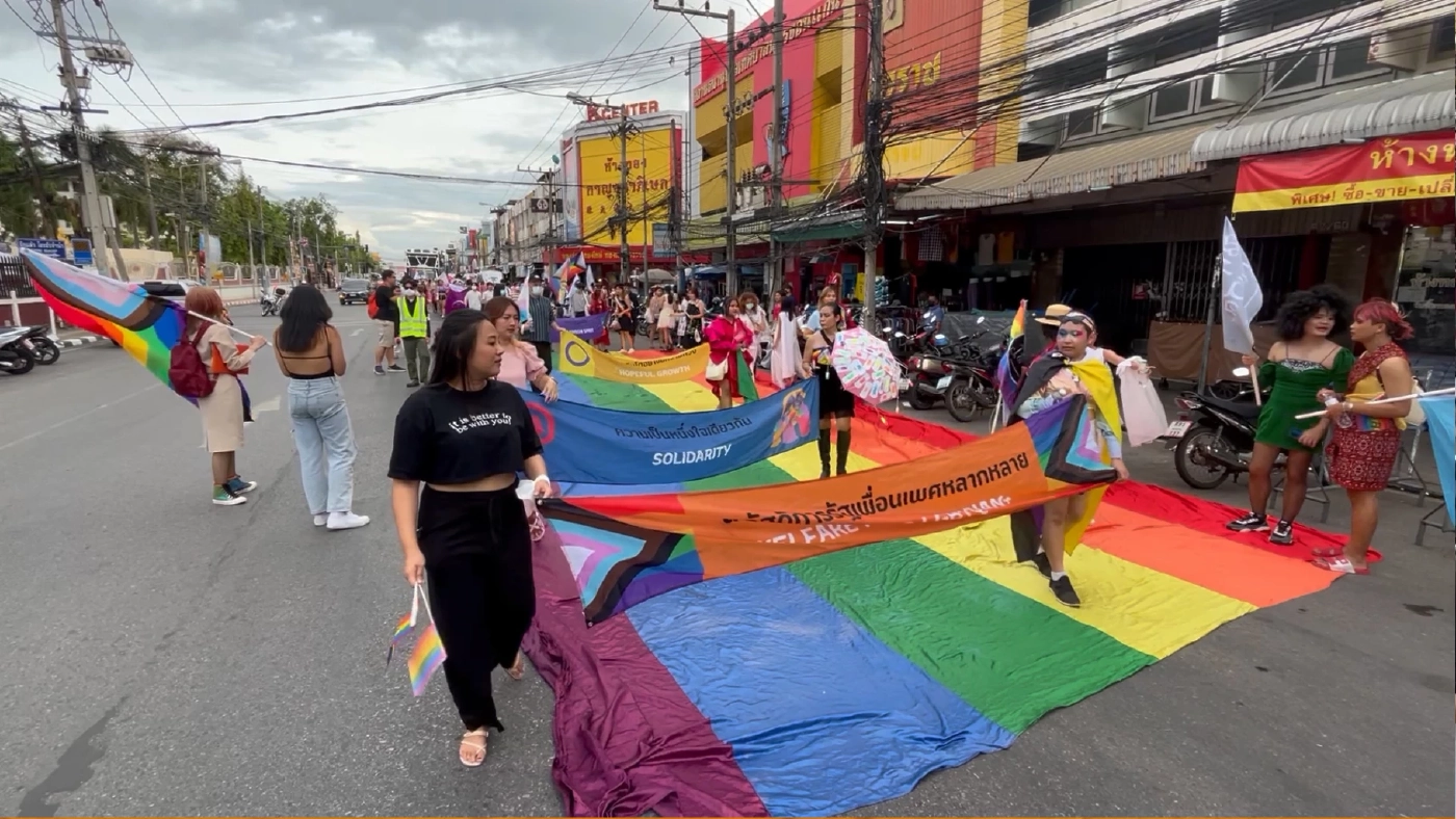 6 คู่รักหลากหลายทางเพศจดทะเบียนสมรสกลางถนนเมืองขอนแก่น