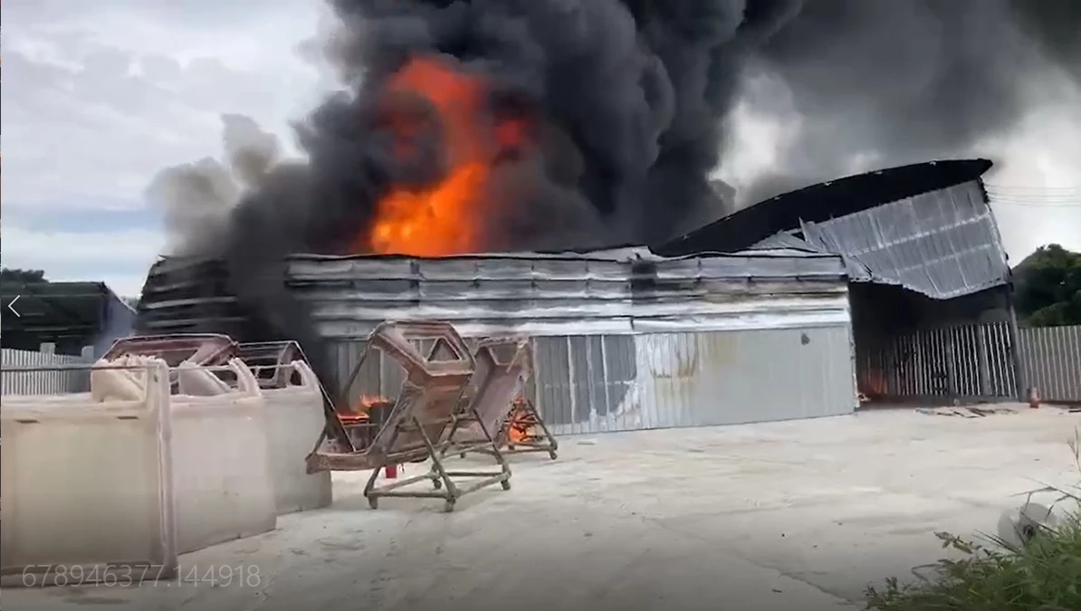 ระทึก ! ไฟไหม้  “โรงงานผลิตหลังคาไฟเบอร์รถยนต์”  ย่านร่มเกล้า (มีคลิป)