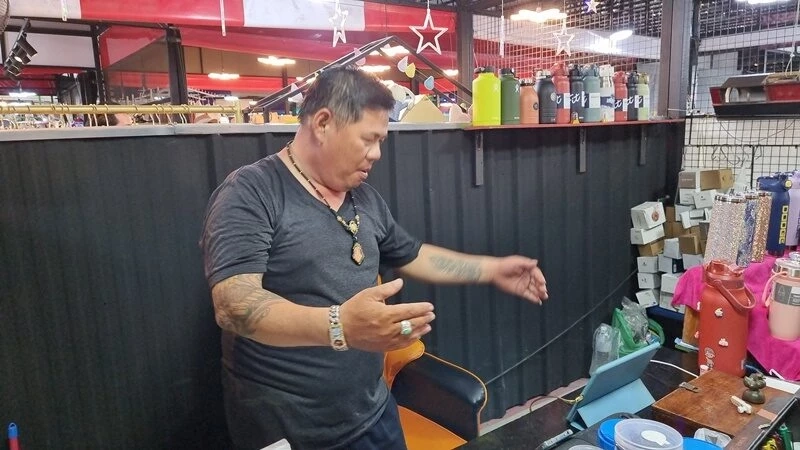 ปรี๊ดแตก หนุ่มโพสต์ล่าตัวสาวลักรองเท้าในร้าน แถมอึทิ้งไว้ให้ดูต่างหน้า