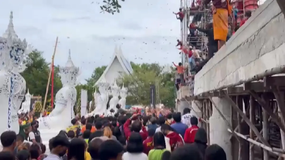 ชาวพิษณุโลกแห่รับเงินโปรยทาน 3 แสนบาท วันเกิดครูบาบุญล้อม