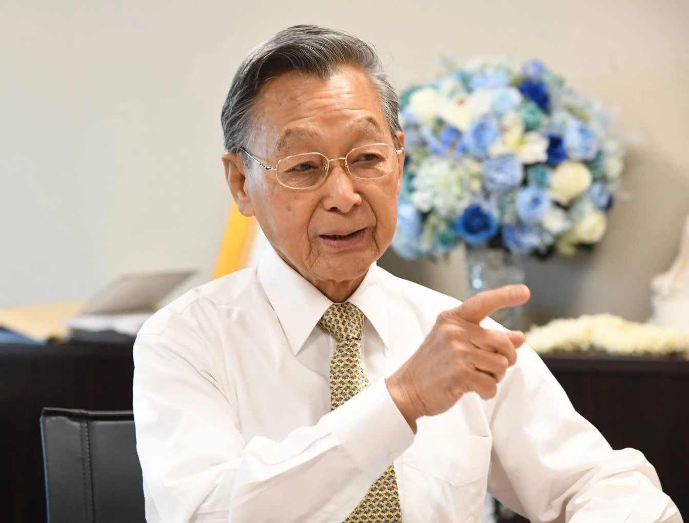 นายชวน หลีกภัย ประธานสภาผู้แทนราษฎร 