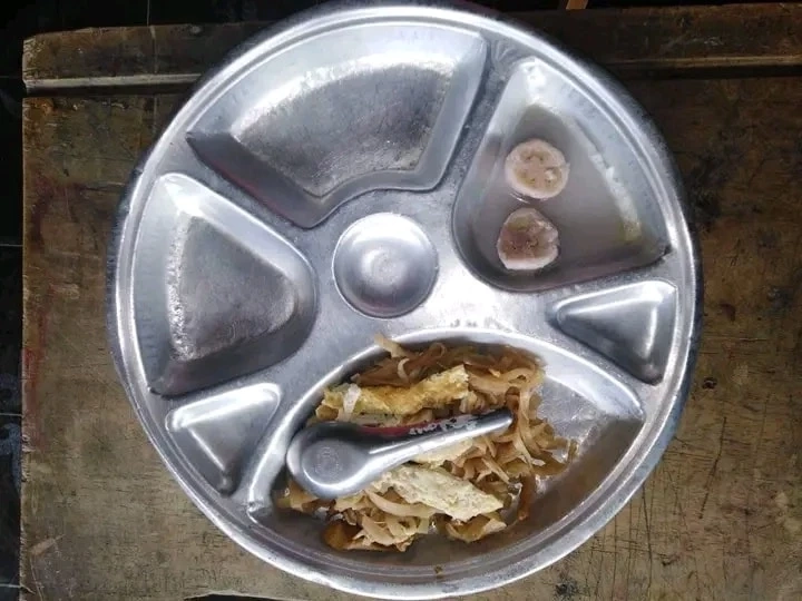 “เพจดัง” แฉสภาพอาหารกลางวันเด็กงบ 21 บาท ถามแค่นี้พอเหรอ ?