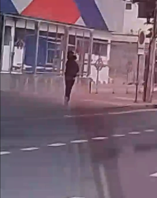 นึกว่ายุคอันธพาลครองเมือง เด็กช่างไล่ตีกันหน้าห้างดังบางแค เจ็บ 2  (มีคลิป)