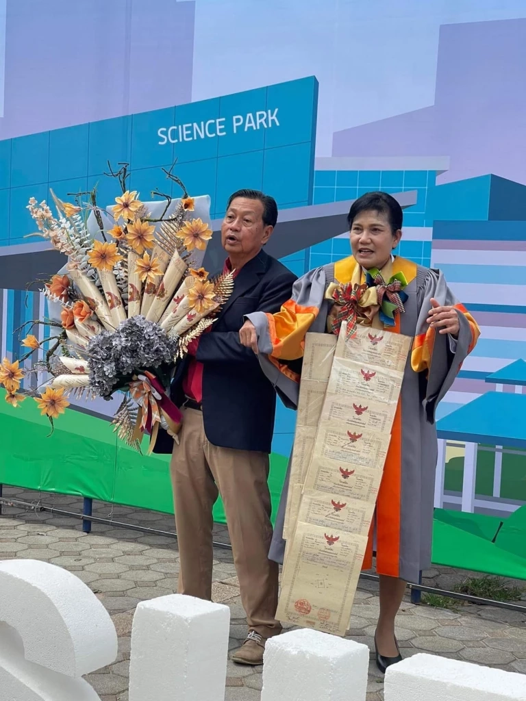 มิติใหม่ ! มาลัยเงินน้อยไป หอบโฉนดที่ดินให้บัณฑิต เป็นของขวัญรับปริญญา