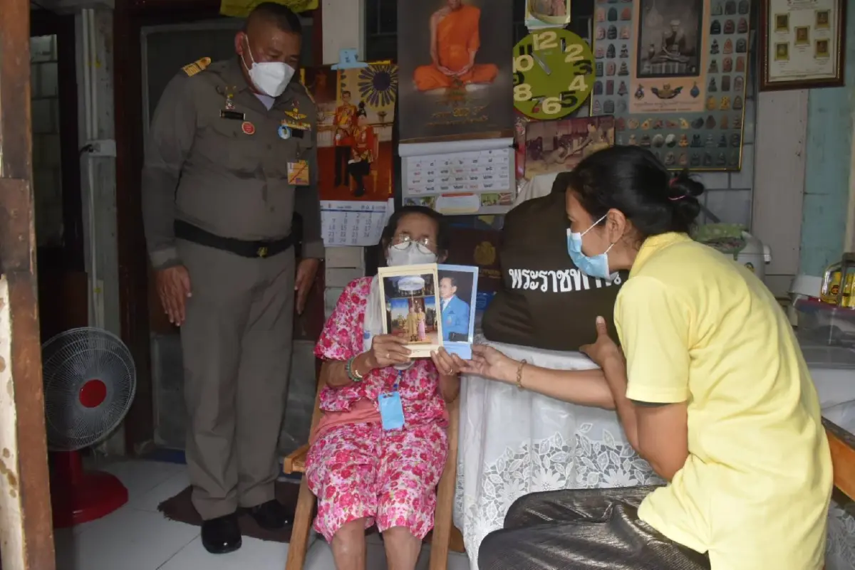 “จิตอาสาพระราชทานรอบเขตพระราชฐาน”  เฉลิมพระชนมพรรษา 70 พรรษา