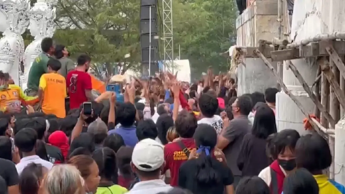 ชาวพิษณุโลกแห่รับเงินโปรยทาน 3 แสนบาท วันเกิดครูบาบุญล้อม
