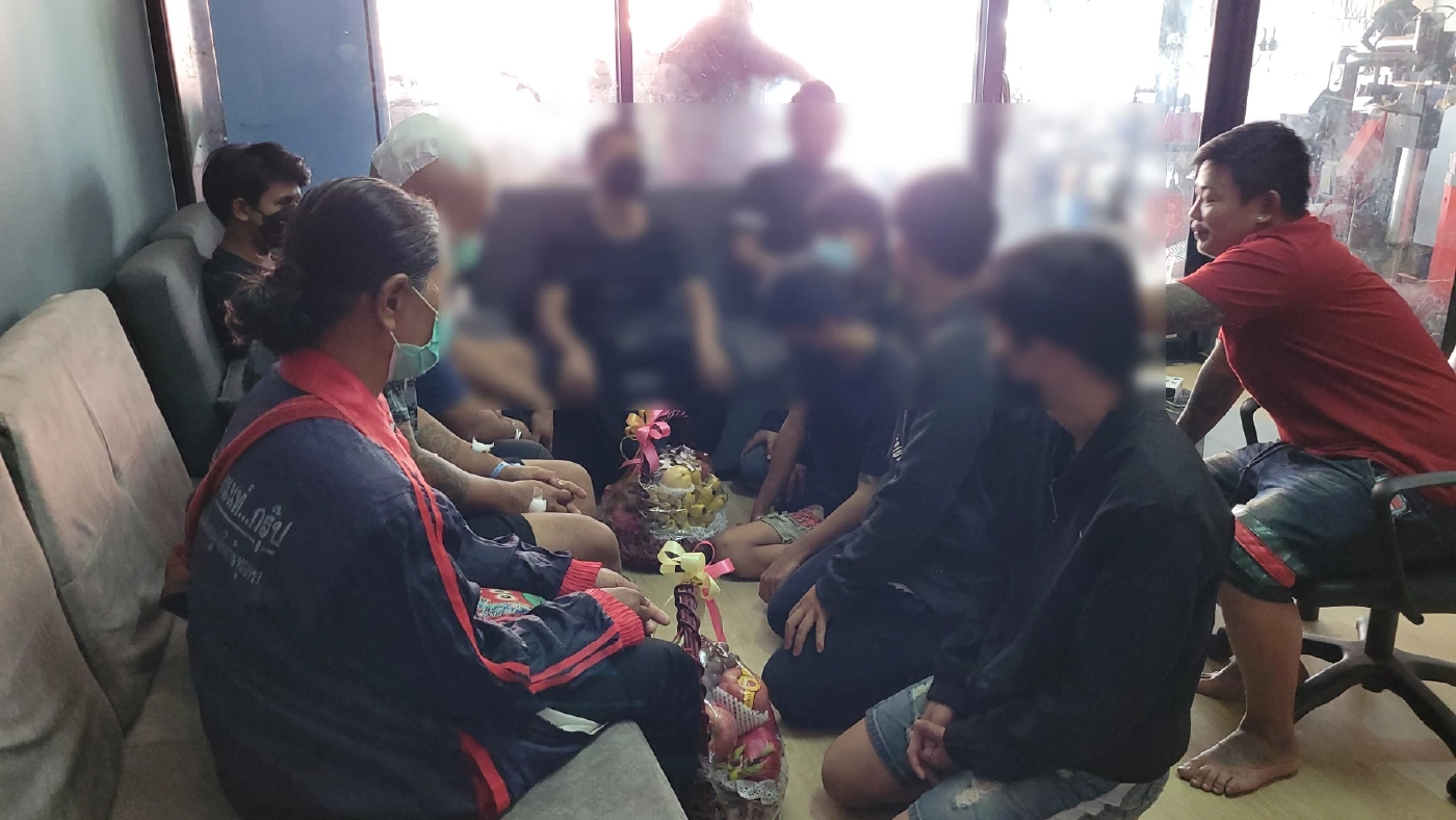 โจ๋ 19 คึก ยกพวกบุกฟันหัวหนุ่มช่างซ่อมรถเจ็บ 2 อ้างถูกท้าทายก่อน