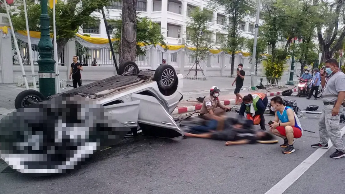 2 นักซิ่งพุ่งชนหน้าศาลฎีกา จ่อรับโทษ “ขับรถประมาท”