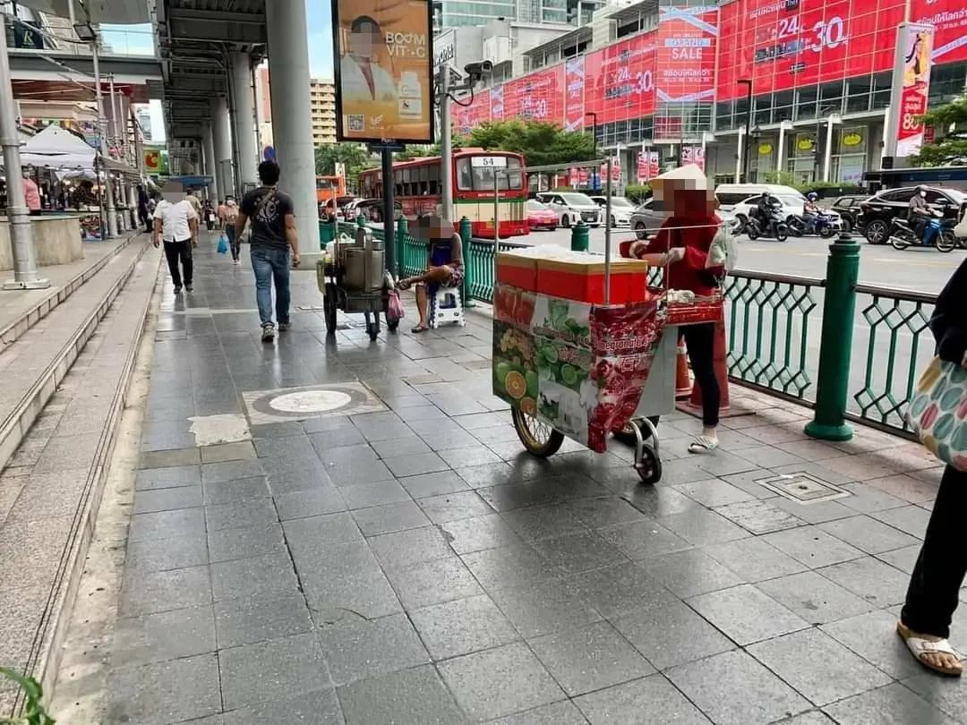 ภาพ ร้านค้าหาบเร่ขายของแถวถนนราชประสงค์ที่ชาวเน็ตโพสต์