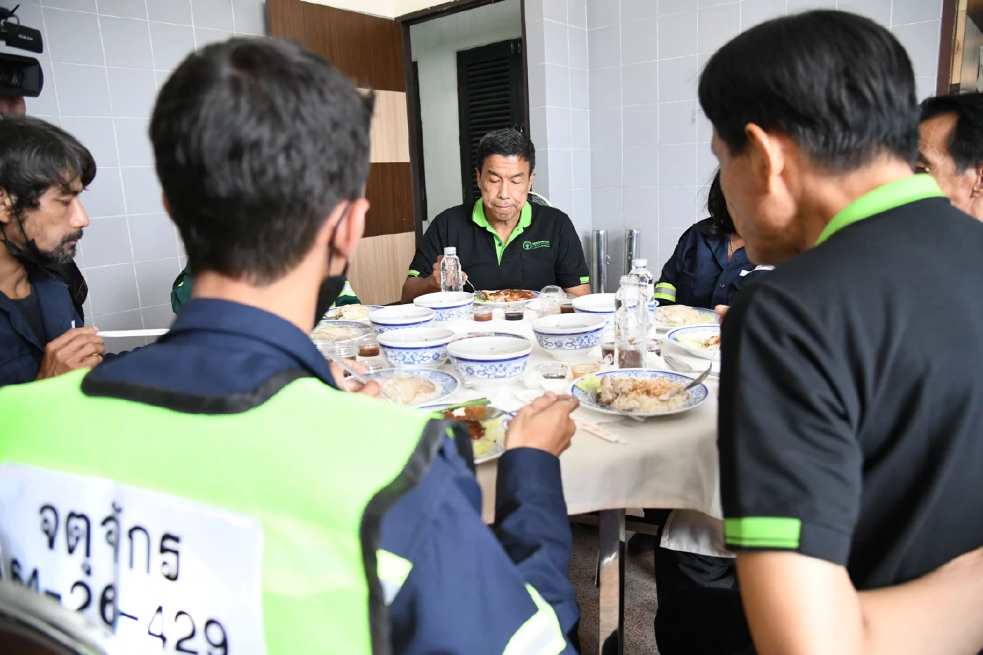 ชัชชาติ ไม่ถือตัว กินข้าวเที่ยงกับ พนง.รักษาความสะอาดและสวนสาธารณะ กทม.