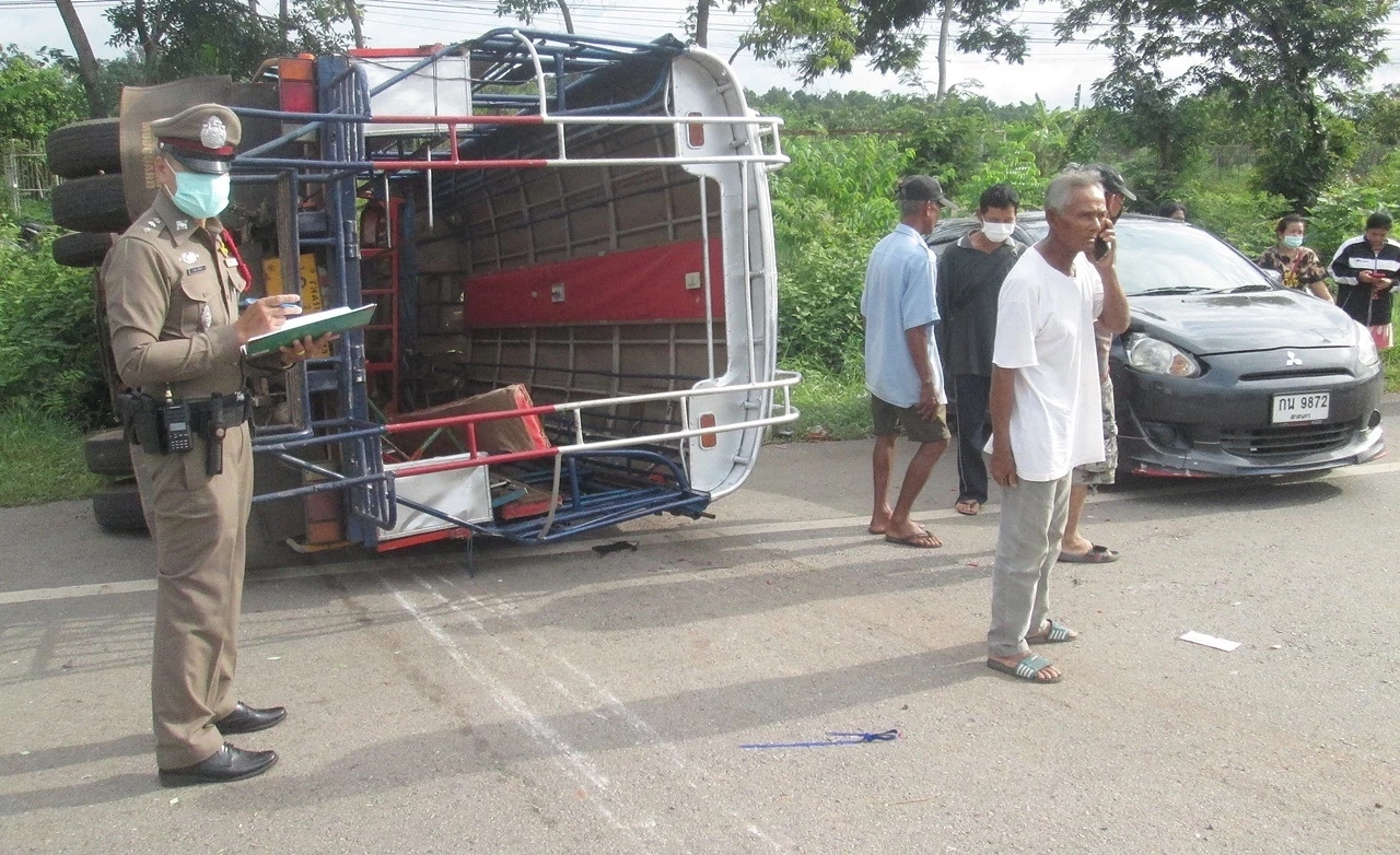 ระทึก!! หกล้อโดยสารนักเรียนเบรกแตกชนพลิกคว่ำเจ็บระนาว
