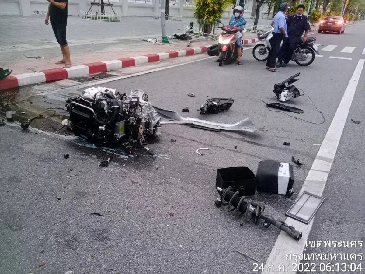 2 นักซิ่งพุ่งชนหน้าศาลฎีกา จ่อรับโทษ “ขับรถประมาท”