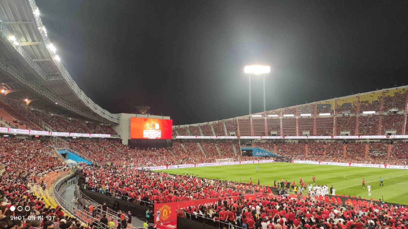 ตำรวจรู้ตัวผู้ว่าจ้างที่เป็นหญิงสาว ให้รถมาขน "เก้าอี้" ศึกแดงเดือด "แมนยู -ลิเวอร์พูล" แล้ว หลังจับหนุ่มขนส่งเอกชนได้