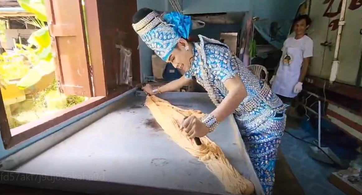 แม่ยกปลื้ม  “พระเอกลิเก” ขายโรตีสายไหมออนไลน์ พร้อมแต่งกลอนให้ “ลิซ่า”