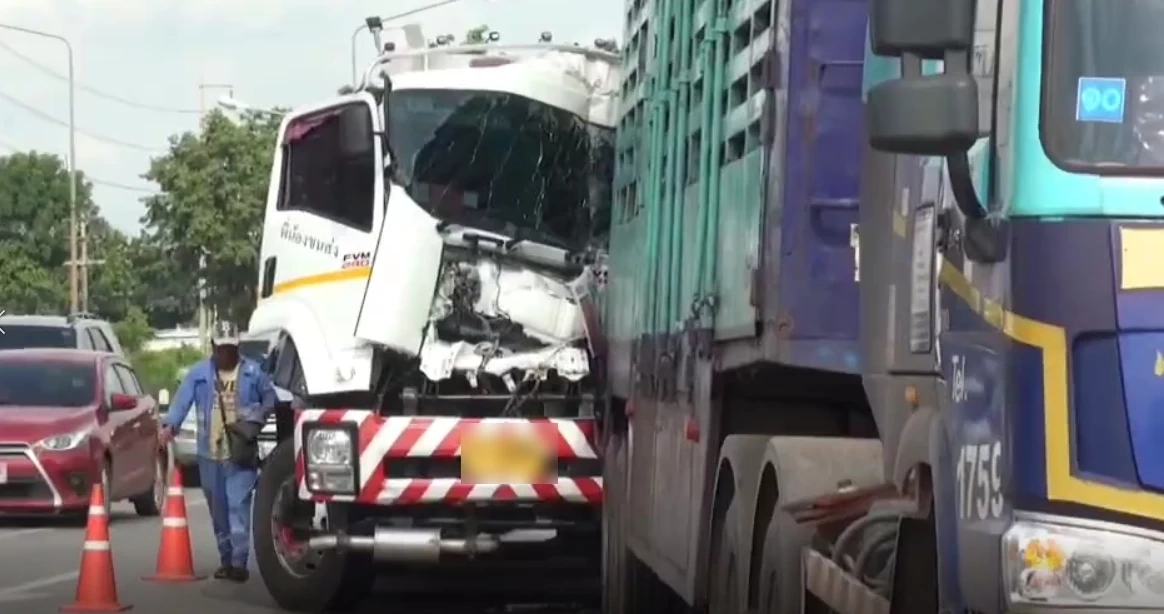 หวิดบึ้ม ! รถบรรทุกน้ำมัน 19,000 ลิตร พุ่งชนรถพ่วง 22 ล้อพังยับ