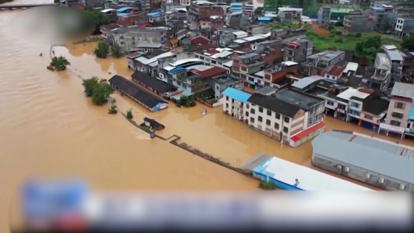 นาทีชีวิตหนีภัยน้ำท่วมในประเทศจีน (คลิป)