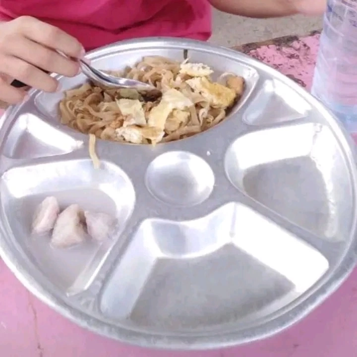 “เพจดัง” แฉสภาพอาหารกลางวันเด็กงบ 21 บาท ถามแค่นี้พอเหรอ ?