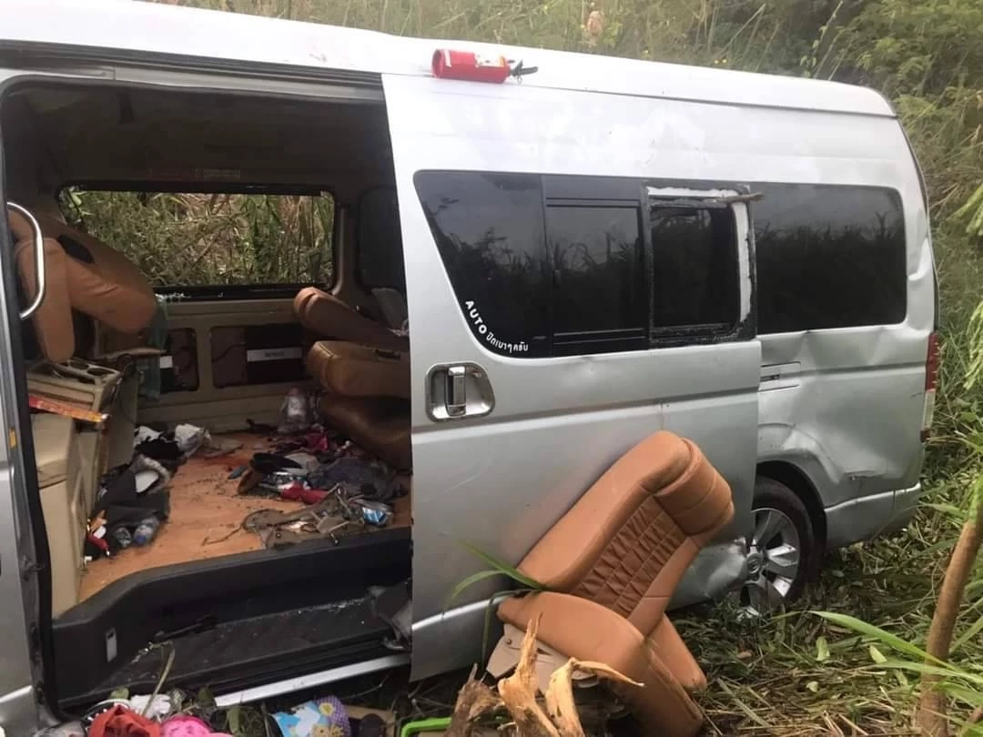 เกิดอุบัติเหตุรถตู้แสวงบุญพลิกคว่ำเสียชีวิต 8 ราย
