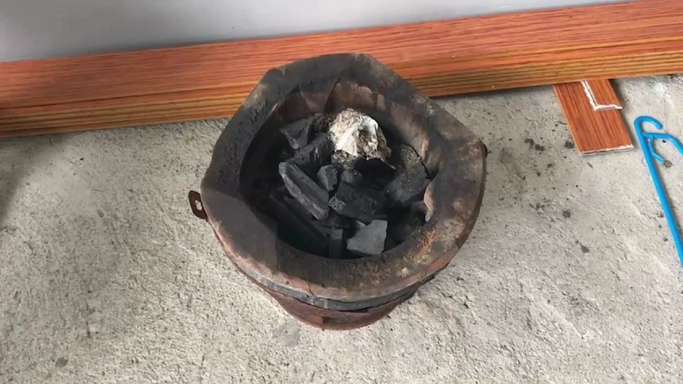 ระทึก ! "หมูกระทะ" เป็นเหตุ "ราดเบนซินจุดเตา" ไฟลุกพรึบบ้านเกือบวอดทั้งหลัง